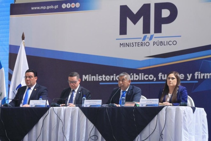 Autoridades del MP ofrecieron una conferencia de prensa, entre ellos la agente fiscal Leonor Morales Laso.