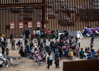 Migrantes en la frontera entre México y Estados Unidos. Foto: AFP/La Hora