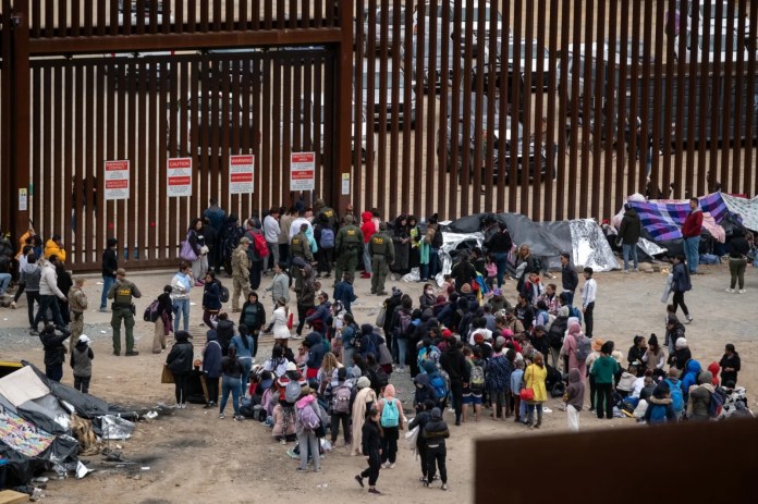 Migrantes en la frontera entre México y Estados Unidos. Foto: AFP/La Hora