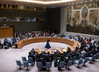 Representantes de los países miembros del Consejo de Seguridad de la ONU durante una votación en la sede de la organización, el viernes 22 de diciembre de 2023. Foto La Hora / AP