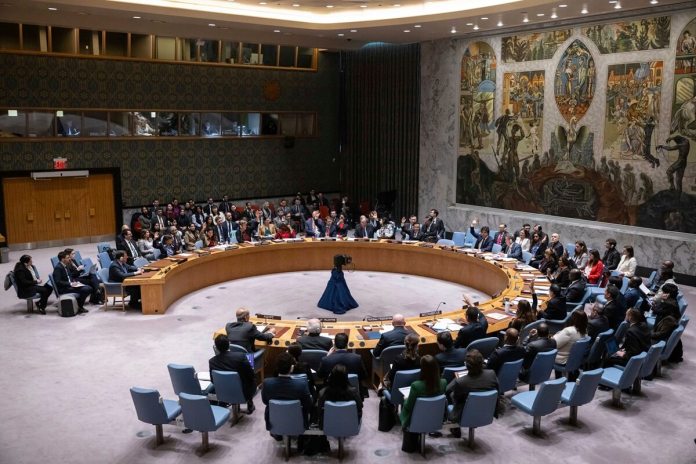 Representantes de los países miembros del Consejo de Seguridad de la ONU durante una votación en la sede de la organización, el viernes 22 de diciembre de 2023. Foto La Hora / AP