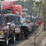 Se espera que para las fiestas de Navidad haya más de 1 millón de vehículos en calles y avenidas de la capital, según la PMT de Guatemala. Foto: José Orozco/La Hora