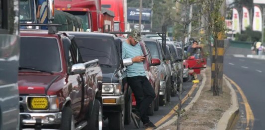 Se espera que para las fiestas de Navidad haya más de 1 millón de vehículos en calles y avenidas de la capital, según la PMT de Guatemala. Foto: José Orozco/La Hora