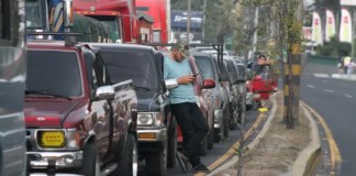 Se espera que para las fiestas de Navidad haya más de 1 millón de vehículos en calles y avenidas de la capital, según la PMT de Guatemala. Foto: José Orozco/La Hora