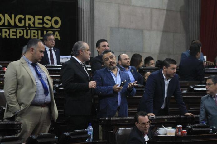 El diputado Javier Hernández fue el primero en someter a votación el retiro de la inmunidad de cuatro magistrados del TSE. Al lado izquierdo, Edmundo Lemus.
