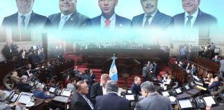 En la sesión del 30 de noviembre 108 diputados votaron para levantarle el antejuicio a magistrados del TSE. En la foto el excentro de Gobierno Miguel Martínez y diputados de la alianza oficialista.