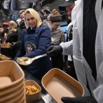 La embajadora de los Estados Unidos en Ucrania, Bridget Brink, ayuda a preparar comidas antes del primer viaje del tren de alimentos de Kiev a Kharkiv, en Kiev el 23 de noviembre de 2023