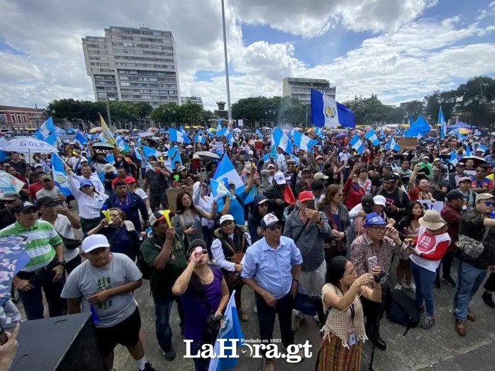 Guatemaltecos manifiestan frente al Palacio Nacional.
