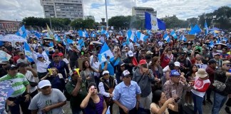 Guatemaltecos manifiestan frente al Palacio Nacional.