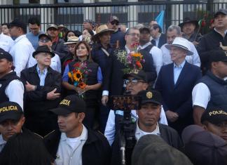 Varias personalidades políticas acompañaron al presidente electo, Bernardo Arévalo, en el inicio de la marcha convocada para este jueves 7 de diciembre. Entre ellos Acisclo Valladares Molina, exfiscal general, y Edmond Mulet, excandidato presidencial.