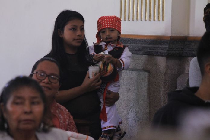 Los niños son vestidos con indumentaria maya, recordando a San Juan Diego. Foto La Hora: José Orozco