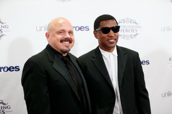 El productor musical Walter Afanasieff, galardonado con el premio Legacy, izquierda, y el artista Kenny Edmonds, también conocido como "Babyface", llegan a la cena y gala de premios Recognizing Heroes en el Hotel W Hollywood el 19 de octubre de 2013 en Los Ángeles. Afanasieff es coautor de “All I Want for Christmas is You”, una de las canciones navideñas más populares de la historia.