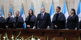 Al centro el presidente de la CSJ Óscar Cruz, junto al presidente Alejandro Giammattei y la presidenta del Congreso Shirley Rivera.