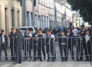 Decenas de agentes rodean de nuevo el Congreso para evitar que posibles manifestaciones se acerquen y sitien el lugar. Foto La Hora / José Orozco.