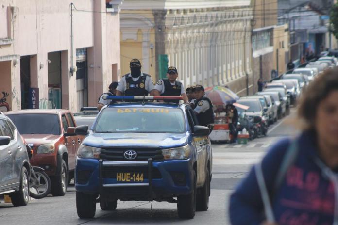 Las patrullas policiales rodean las calles cercanas al Congreso. Foto La Hora / José Orozco.