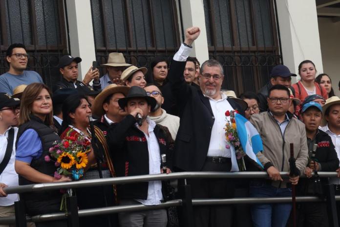Bernardo Arévalo saluda a manifestantes 