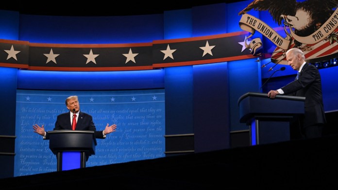 En la imagen el presdiente Biden, y el exvicepresidente Donald Trump,durante el debate presidencial final en la Universidad Belmont en Nashville, Tennessee, el 22 de octubre de 2020. Foto La Hora/AFP