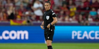 En foto del 16 de julio del 2022, la árbitro Rebecca Welch durante el encuentro de la Euro femenina 2022