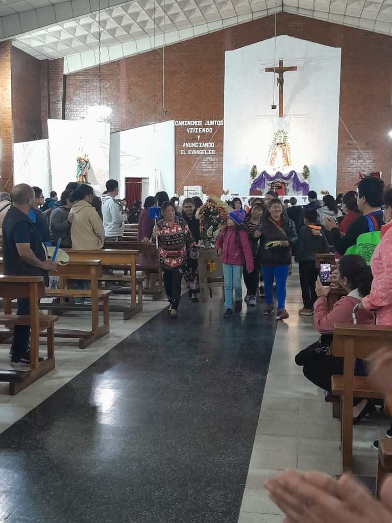 Las posadas navideñas están recorriendo las calles y avenidas de la ciudad durante nueve días. (Foto La Hora: Cortesía, Norma Pérez)