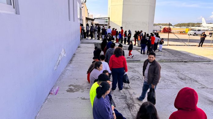 Hasta mediados de diciembre Migración registra la deportación de más de 52 mil guatemaltecos. Foto La Hora / IGM.
