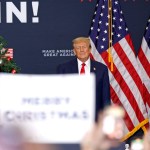 El expresidente de Estados Unidos y aspirante a la presidencia de 2024, Donald Trump, llega para hablar durante un evento de campaña en Waterloo, Iowa, el 19 de diciembre de 2023.
