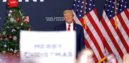 El expresidente de Estados Unidos y aspirante a la presidencia de 2024, Donald Trump, llega para hablar durante un evento de campaña en Waterloo, Iowa, el 19 de diciembre de 2023.