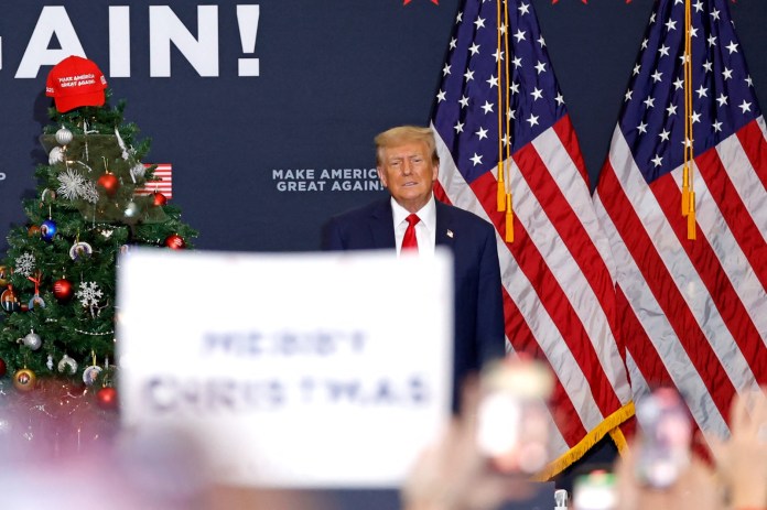 El expresidente de Estados Unidos y aspirante a la presidencia de 2024, Donald Trump, llega para hablar durante un evento de campaña en Waterloo, Iowa, el 19 de diciembre de 2023.