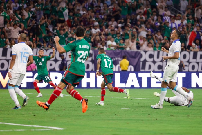 Orbelín Pineda # 17 de México anota un gol durante la segunda mitad de la Copa Oro de Concacaf contra el equipo de Honduras en el Estadio NRG el 25 de junio de 2023 en Houston, Texas.