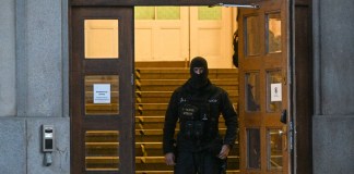 Se ve a un oficial de policía en la puerta de la Universidad Carolina en el centro de Praga. Foto: AFP/La Hora