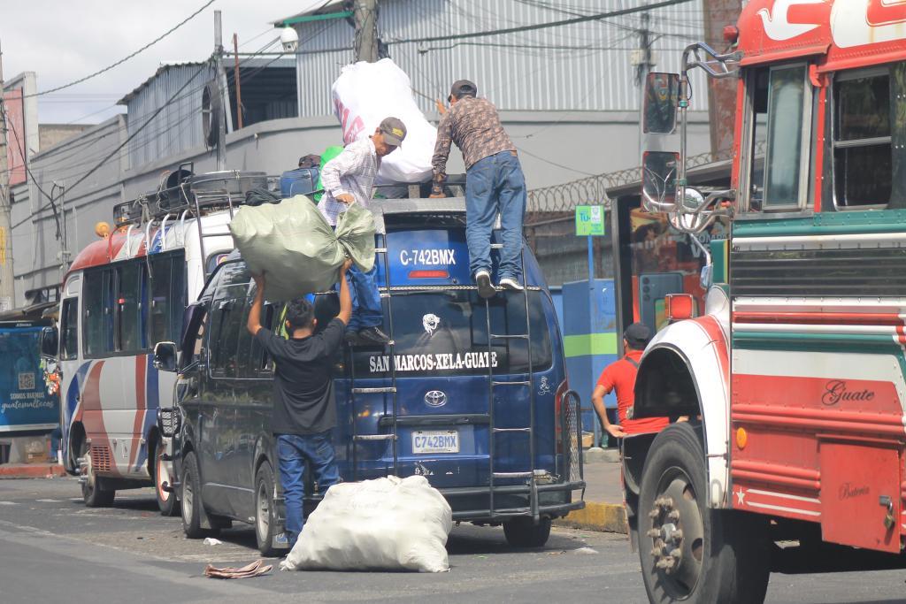 Varias personas salieron de diferentes paradas de bus este sábado 23 de diciembre. Foto: José Orozco/La Hora