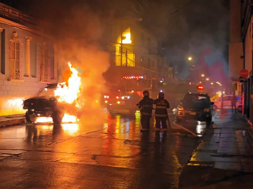 Un video que compartió La Hora mostró los momentos previos al incendio reportado en la autopatrulla. Foto: Mingob/La Hora