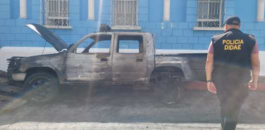 En la fotografía un agente del DIDAE observa la autopatrulla tras el incendio que la consumió el pasado 11 de diciembre. Foto: Mingob/La Hora