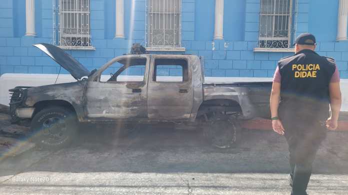 En la fotografía un agente del DIDAE observa la autopatrulla tras el incendio que la consumió el pasado 11 de diciembre. Foto: Mingob/La Hora