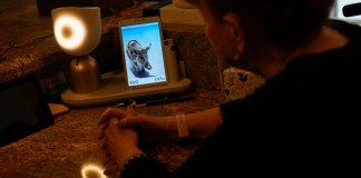 Deanna Dezern, de 83 años, interactúa con su ElliQ, un dispositivo de mesa que utiliza inteligencia artificial para mantener conversaciones similares a las humanas, el jueves 7 de diciembre de 2023, dentro de su casa en Tamarac, Florida. (AP Foto/Rebecca Blackwell)