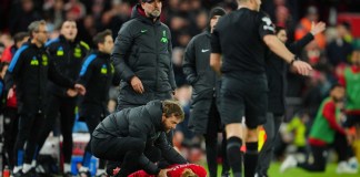 Kostas Tsimikas del Liverpool se queja del dolor tras una tacleada de Bukayo Saka del Arsenal y golpearse contra el técnico Jürgen Klopp en el encuentro de la Liga Premier el sábado 23 de diciembre del 2023. (AP Foto/Jon Super)