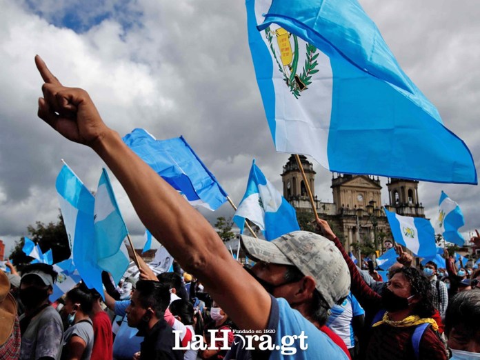 Banderas en una manifestación. Foto: AP/La Hora