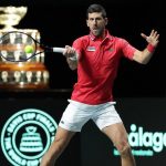 El serbio Novak Djokovic devuelve el balón durante el partido de tenis semifinal masculino de dobles entre Italia y Serbia del torneo de tenis de la Copa Davis en el pabellón deportivo Martin Carpena, en Málaga, el 25 de noviembre de 2023.