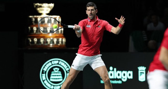 El serbio Novak Djokovic devuelve el balón durante el partido de tenis semifinal masculino de dobles entre Italia y Serbia del torneo de tenis de la Copa Davis en el pabellón deportivo Martin Carpena, en Málaga, el 25 de noviembre de 2023.