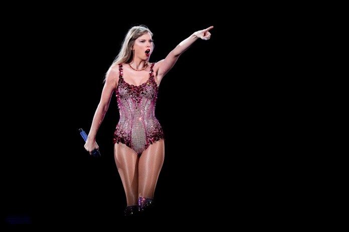 Taylor Swift actúa en el estadio Monumental durante un concierto de su gira Eras, en Buenos Aires, Argentina, el 9 de noviembre de 2023. Miles de 