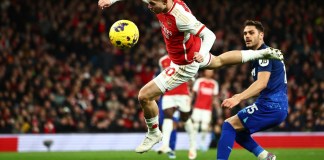 El centrocampista inglés del Arsenal #10 Emile Smith Rowe salta por el balón durante el partido de fútbol de la Premier League inglesa entre el Arsenal y el West Ham en el Emirates Stadium de Londres el 28 de diciembre de 2023.