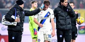 El centrocampista italiano del Inter de Milán #16 Davide Frattesi recibe asistencia médica después de sufrir una lesión durante el partido de fútbol de la Serie A italiana entre Génova y el Inter de Milán en el estadio Luigi Ferraris de Génova, el 29 de diciembre de 2023.