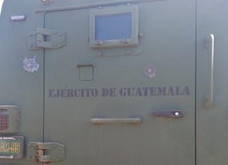 Un vehículo blindado tipo "Pitbull", del Ejército de Guatemala, resultó con impactos de bala.
