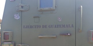 Un vehículo blindado tipo "Pitbull", del Ejército de Guatemala, resultó con impactos de bala.