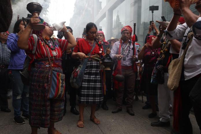 Autoridades indígenas realizaron un ritual al paso de la manifestación.