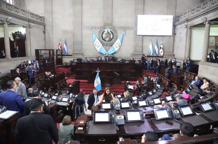 Sesión del 30 de noviembre, en el Congreso, cuando se aprobó desaforar a cuatro magistrados electorales. Foto La Hora / Congreso