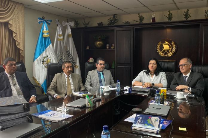 Autoridades del Tribunal Supremo Electoral (TSE), encabezadas por la presidenta de dicha instancia, Blanca Alfaro. Foto: La Hora