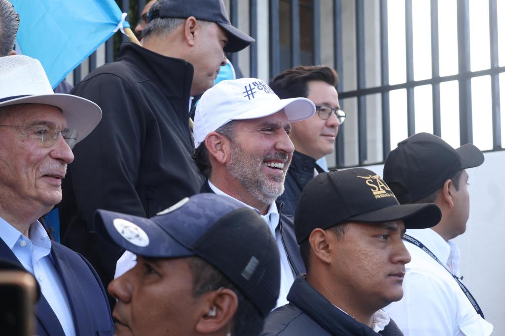 Edmond Mulet y Roberto Arzú, en la Plaza de los Derechos Humanos. Al fondo a la derecha, Julio Héctor Estrada. Foto La Hora / María José Bonilla.