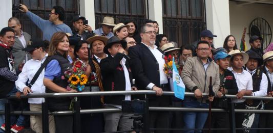 Bernardo Arévalo, presidente electo, frente a la Corte de Constitucionalidad (CC) durante el recorrido de la "Marcha por la Democracia", junto a la vicepresidenta electa, Karin Herrera, y autoridades indígenas.