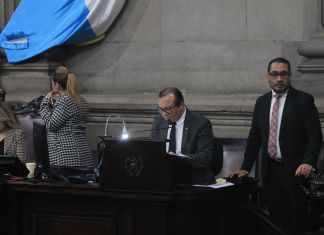 El secretario de la Junta Directiva del Congreso, Maynor Mejía Popol, leyó los artículos finales y las enmiendas del presupuesto 2024.