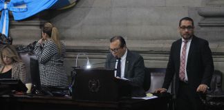 El secretario de la Junta Directiva del Congreso, Maynor Mejía Popol, leyó los artículos finales y las enmiendas del presupuesto 2024.